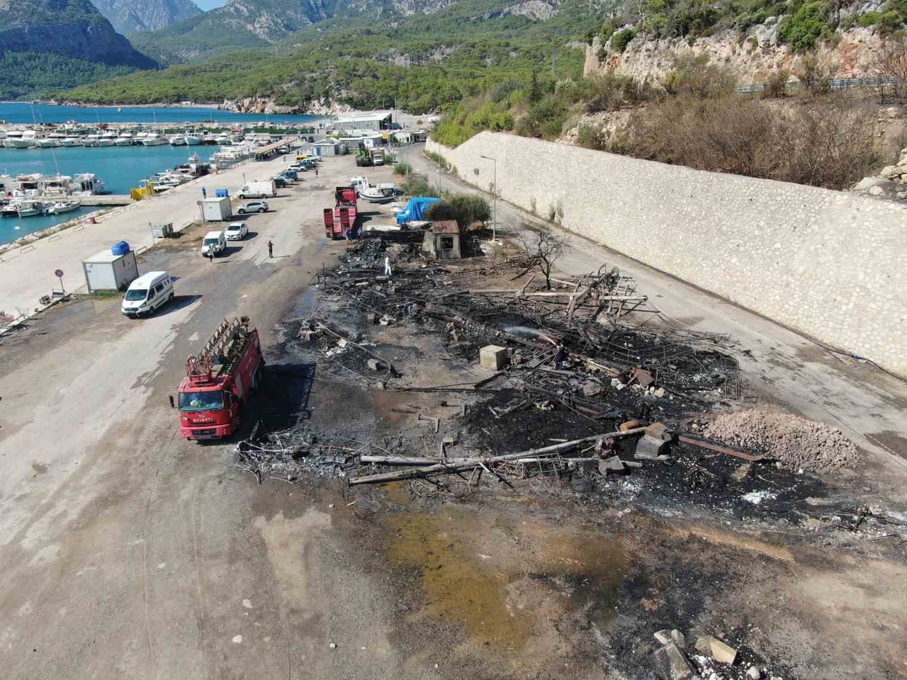 ANTALYA BALIKÇI BARINAĞI'NDA ÇIKAN VE 20'NİN ÜZERİNDE TEKNENİN KÜLE DÖNMESİNE NEDEN OLAN YANGININ...