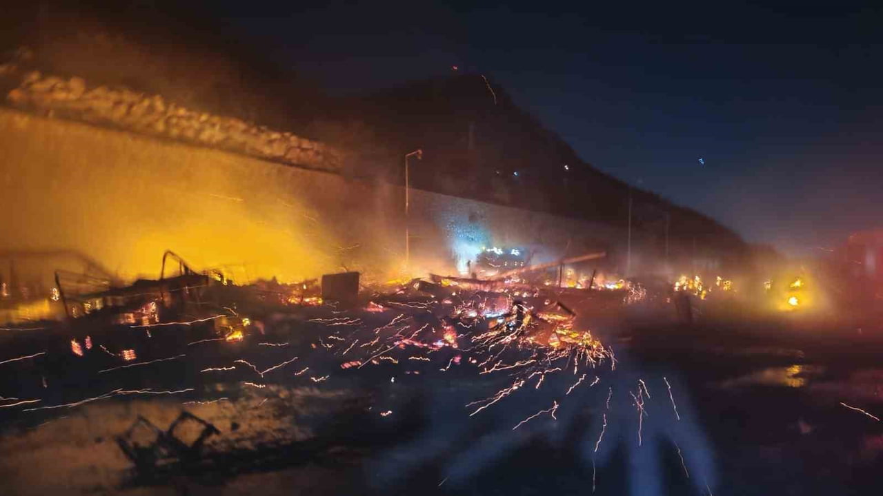 ANTALYA BALIKÇI BARINAĞI’NDA GECE SAATLERİNDE ÇIKAN YANGINDA KARAYA ÇEKİLİ HALDEKİ ÇOĞUNULĞU ATIL...