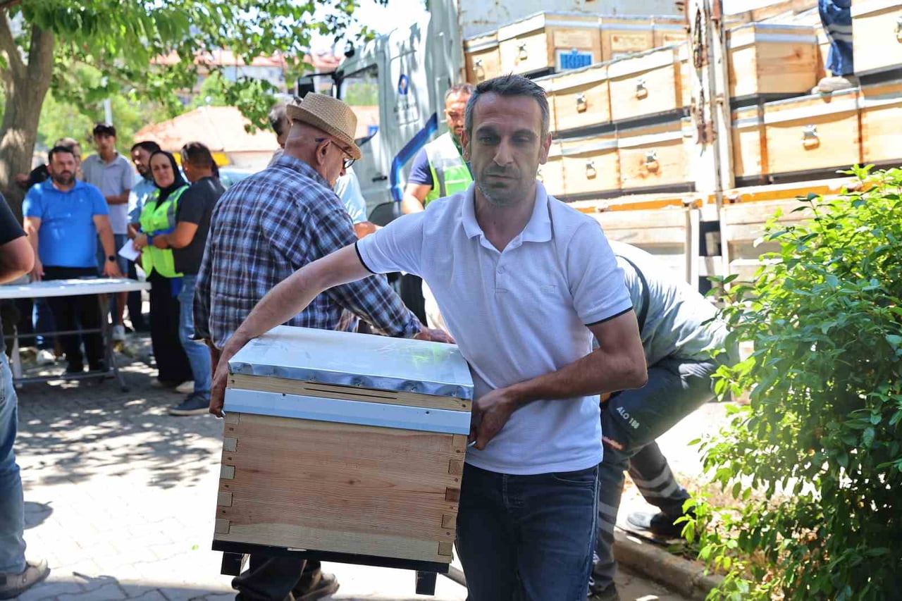 ANTALYA BÜYÜKŞEHİR BELEDİYESİ, GÜNDOĞMUŞ VE İBRADI İLÇESİNDE ARICILIKLA UĞRAŞAN VE ARICILIĞA YENİ...