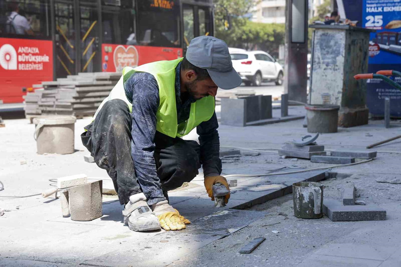 ANTALYA BÜYÜKŞEHİR BELEDİYESİ,  KALDIRIM VE PEYZAJ DÜZENLEME ÇALIŞMALARINI ARALIKSIZ...