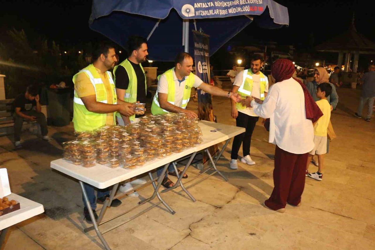 ANTALYA BÜYÜKŞEHİR BELEDİYESİ,  MEVLİT KANDİLİ VESİLESİYLE KENT GENELİNDEKİ 19 İLÇEDE VATANDAŞLARA...