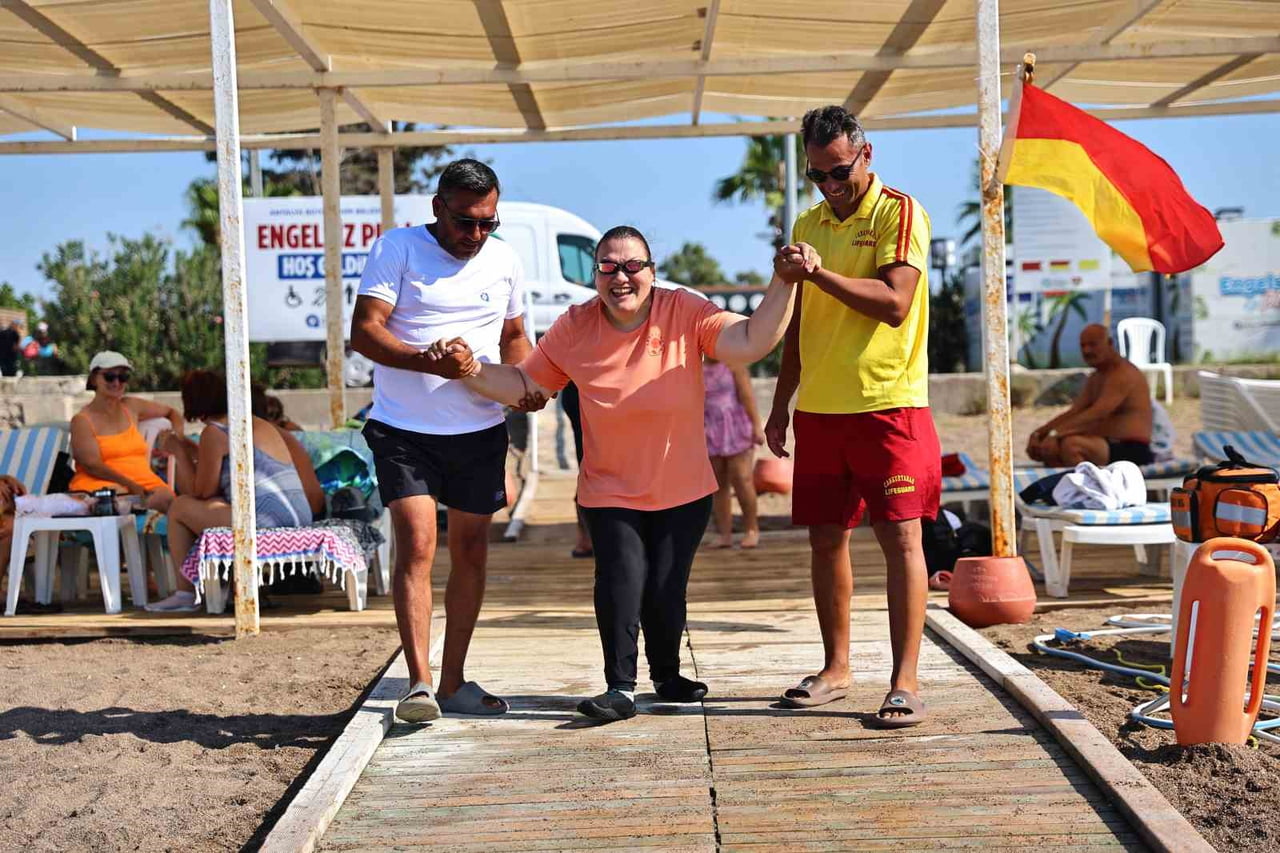ANTALYA BÜYÜKŞEHİR BELEDİYESİ’NİN KONYAALTI VE LARA’DA HİZMET VEREN ENGELSİZ PLAJLARI, ENGELLİ...