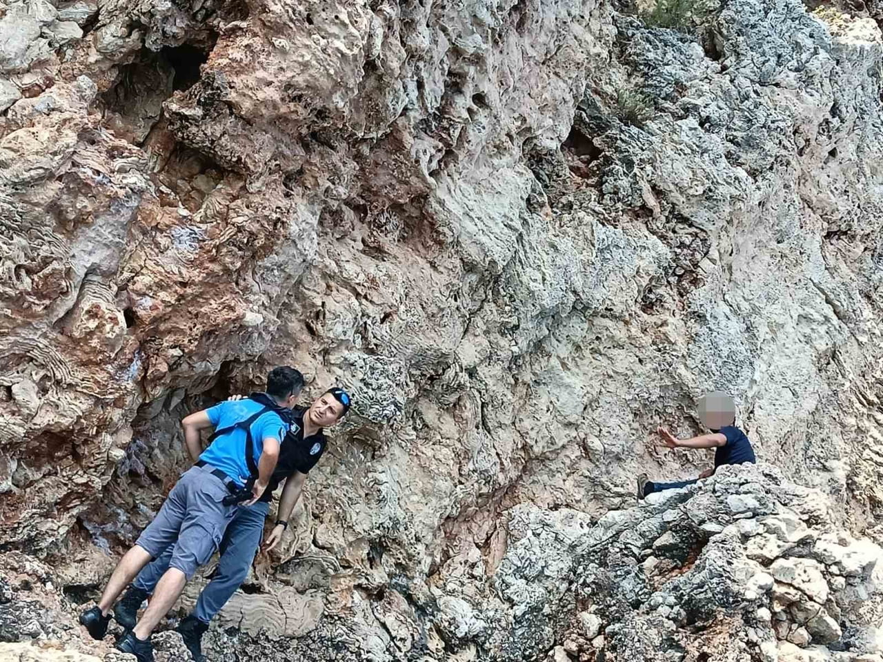 ANTALYA’DA FALEZLERİN ORTA NOKTASINDAKİ KAYALIKLARDA BİR ŞAHSIN MAHSUR KALDIĞI İHBARI POLİS...