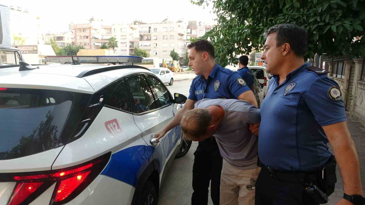 ANTALYA’DA KONYAALTI SAHİLİ’NDE AYNI GÜN İÇİNDE DENİZE GİREN YABANCI UYRUKLU TURİSTLERİN ÇANTA VE...