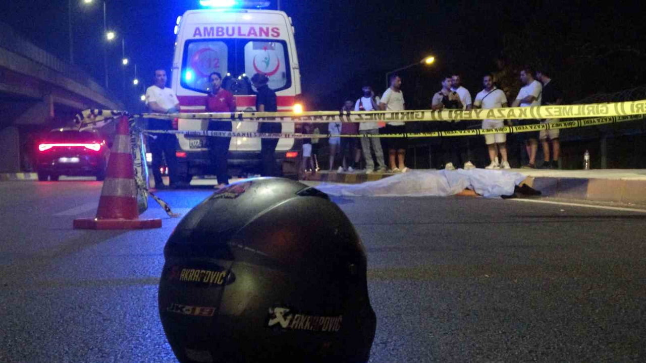 ANTALYA’DA SEYİR HALİNDEKİ MOTOSİKLETİN KONTROLDEN ÇIKMASI SONUCU DÜŞEREK BAŞINI KALDIRIMA ÇARPAN...
