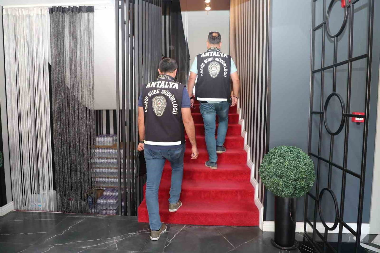 ANTALYA EMNİYET MÜDÜRLÜĞÜ EKİPLERİ TARAFINDAN GÜNÜBİRLİK KONAKLAMA YERLERİ VE ARAÇ KİRALAMA...