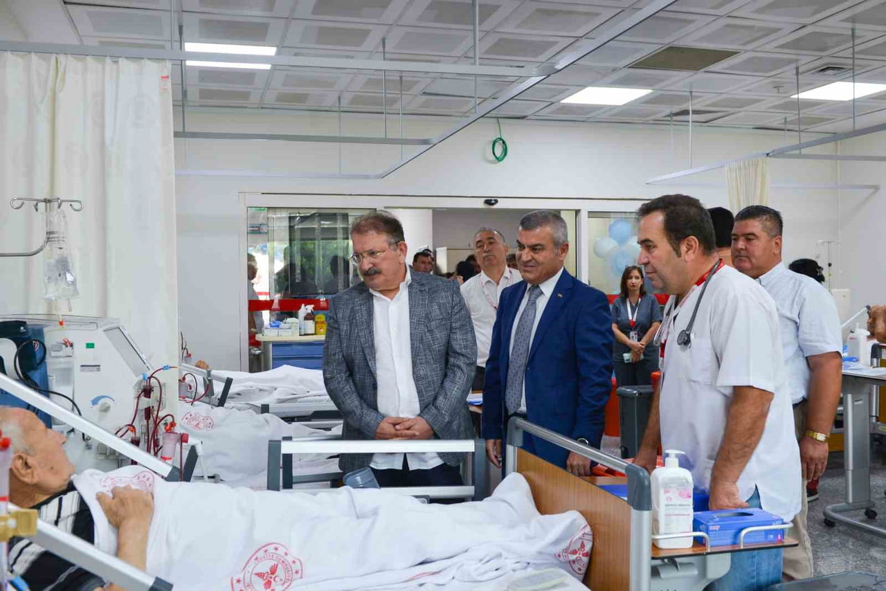 ANTALYA İL SAĞLIK MÜDÜRÜ PROF. DR. BEHZAT ÖZKAN (SOLDA) HASTALARLA SOHBET ETTİ