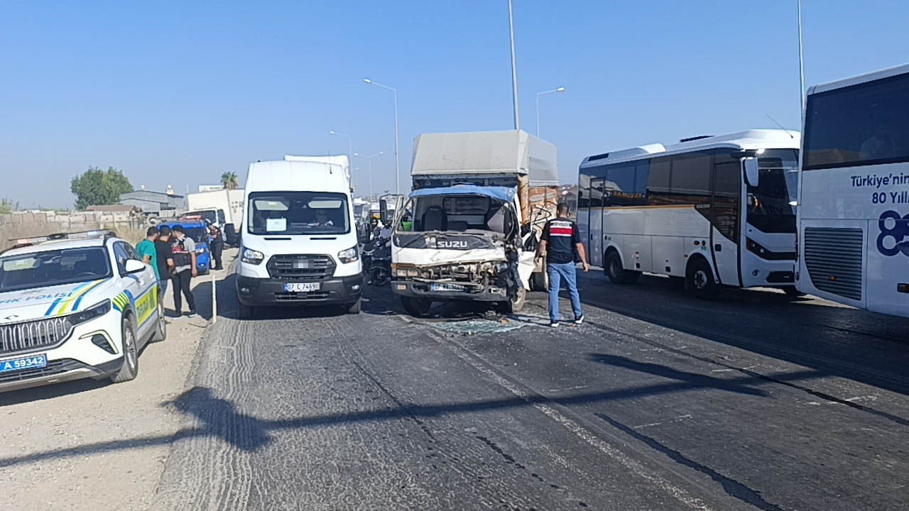 ANTALYA-MANAVGAT D-400 KARAYOLU GÜLTEPE IŞIKLI KAVŞAĞINDA KAMYONUN KIRMIZI IŞIKTA BEKLEYEN KAMYONA...