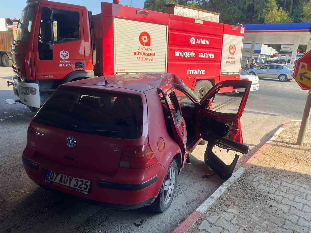 ANTALYA’NIN AKSU İLÇESİNDE KÖPRÜ ALTINDA BİNEK OTOMOBİL İLE TIRIN ÇARPIŞMASI SONUCU TRAFİK KAZASI...