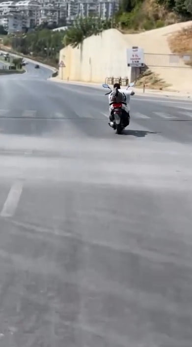 ANTALYA’NIN ALANYA İLÇESİNDE BİR MOTOSİKLETLİNİN SEYİR HALİNDEYKEN YAPTIĞI TEHLİKELİ HAREKETLER...