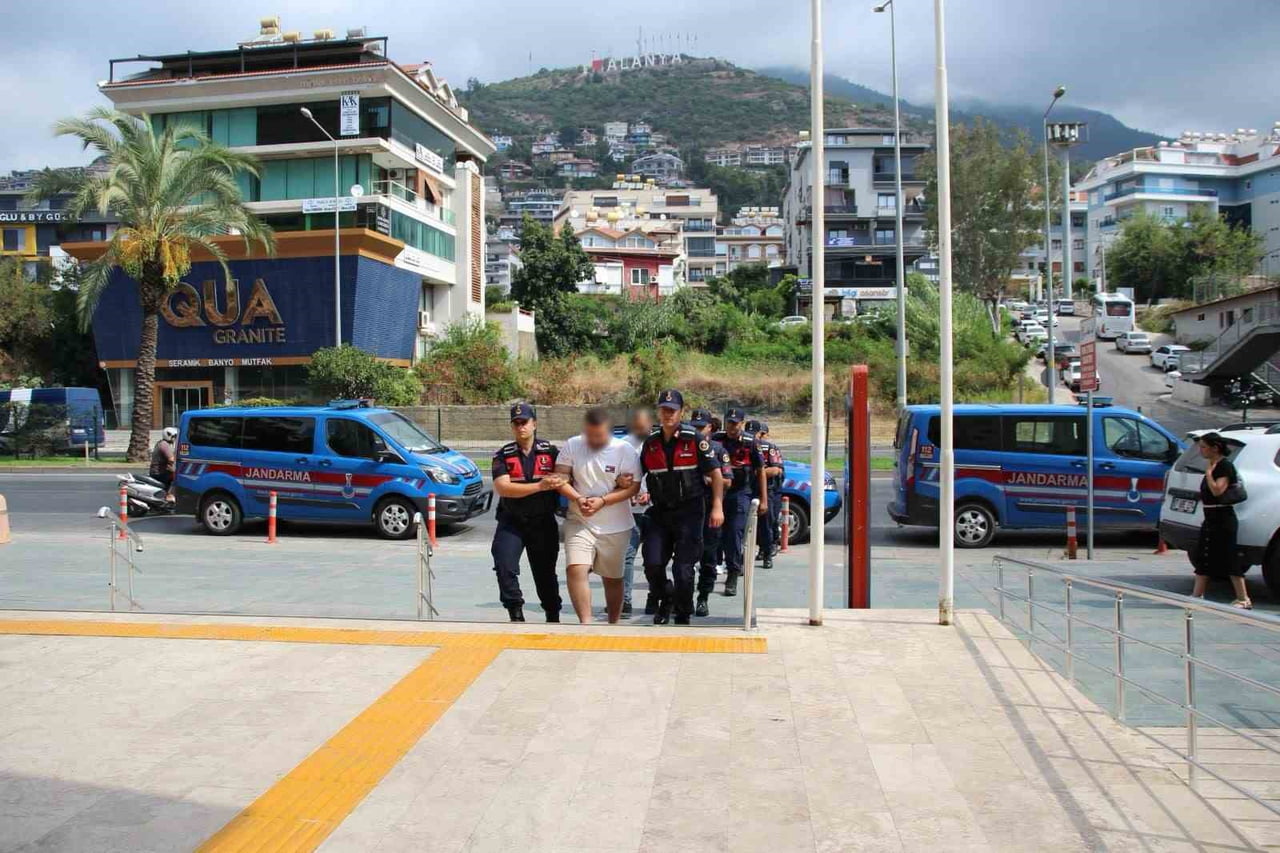 ANTALYA’NIN ALANYA İLÇESİNDE KENDİSİNDEN HARAÇ İSTEYEN ŞÜPHELİLERİN OLUMSUZ YANIT VERMESİ ÜZERİNE...