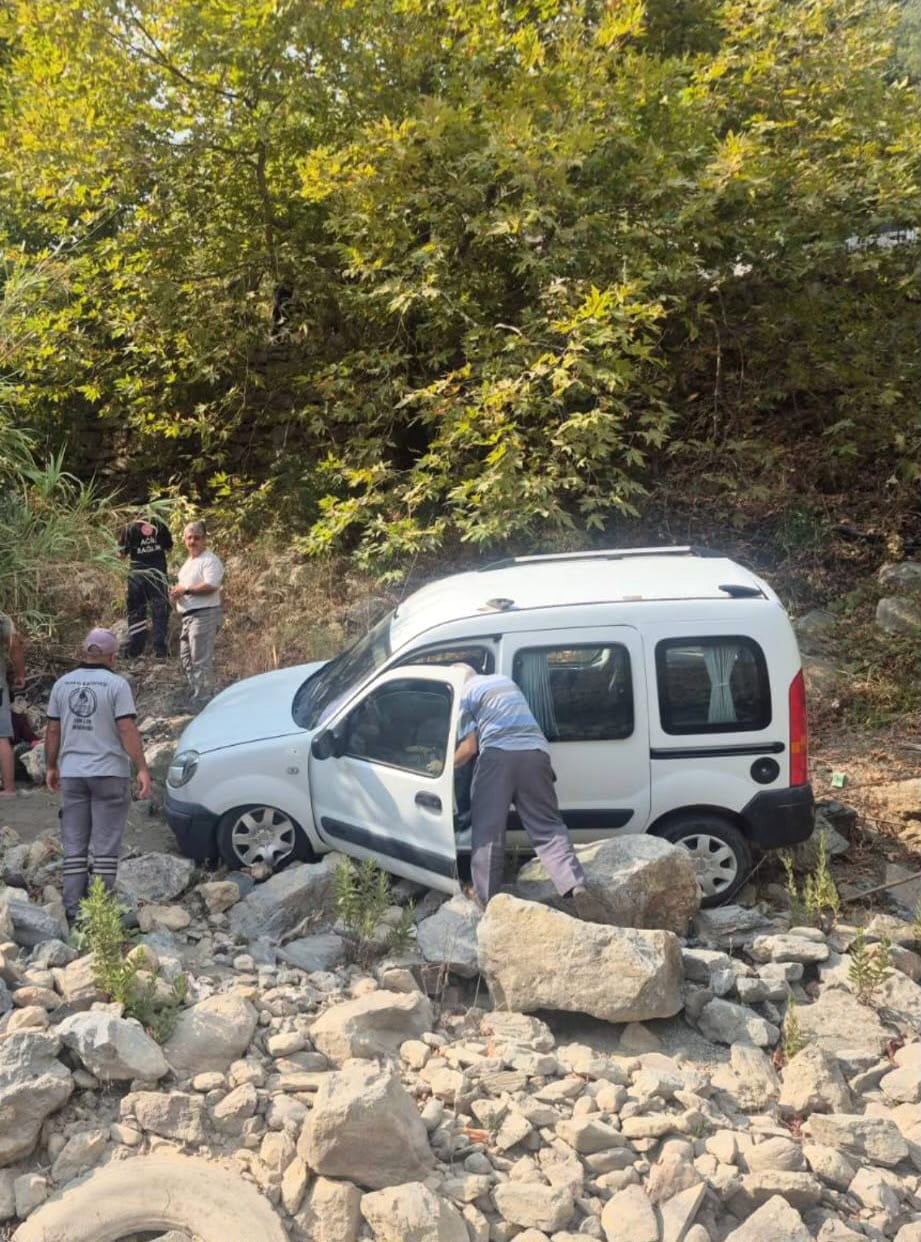 ANTALYA’NIN ALANYA İLÇESİNDE KONTROLDEN ÇIKARAK ŞARAMPOLE YUVARLANAN ARAÇTA BULUNAN 3 KİŞİ HAFİF...