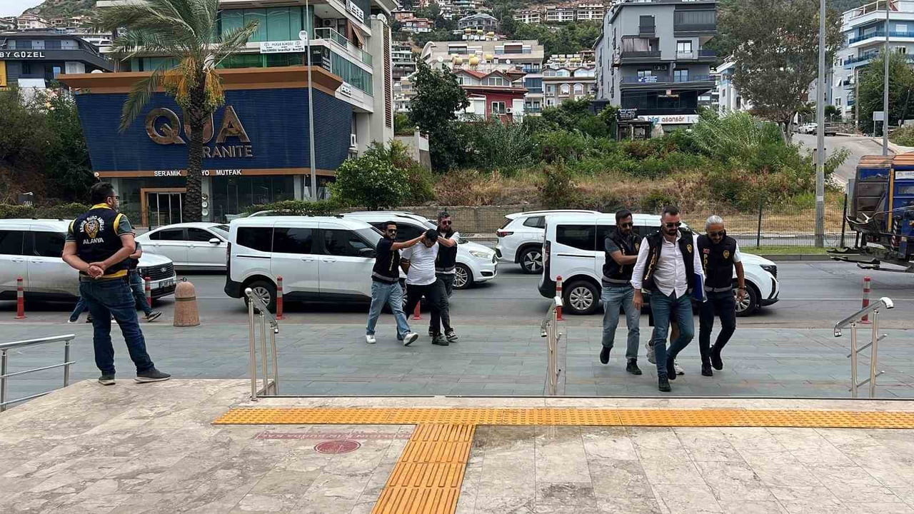 ANTALYA’NIN ALANYA İLÇESİNDE MASKELİ VE SİLAHLI ŞÜPHELİNİN BİR DÖVİZ BÜROSUNDAN YAKLAŞIK 400 BİN...