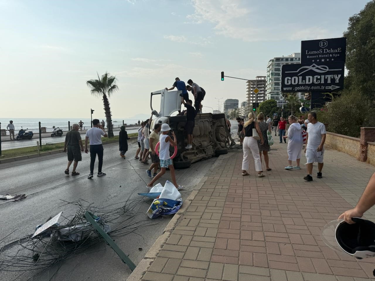 ANTALYA’NIN ALANYA İLÇESİNDE, ÖNÜNE ANİDEN ÇIKAN BİSİKLETLİYE ÇARPMAMAK İÇİN MANEVRA YAPAN HAFİF...