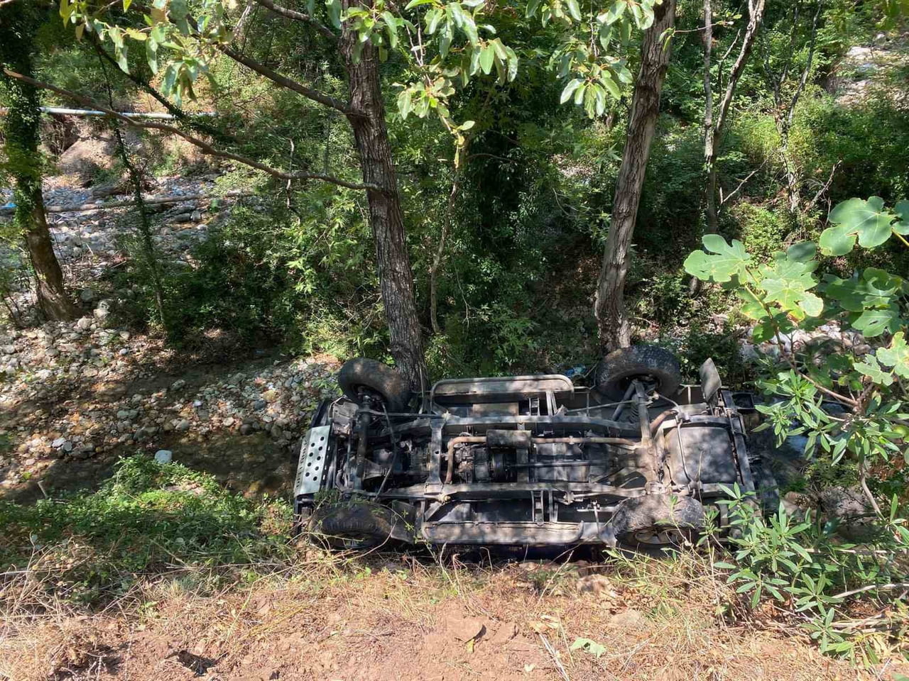 ANTALYA’NIN ALANYA İLÇESİNDE SAFARİ TURU YAPAN ARACIN YOLDAN ÇIKARAK YAKLAŞIK 3 METRE AŞAĞIYA...