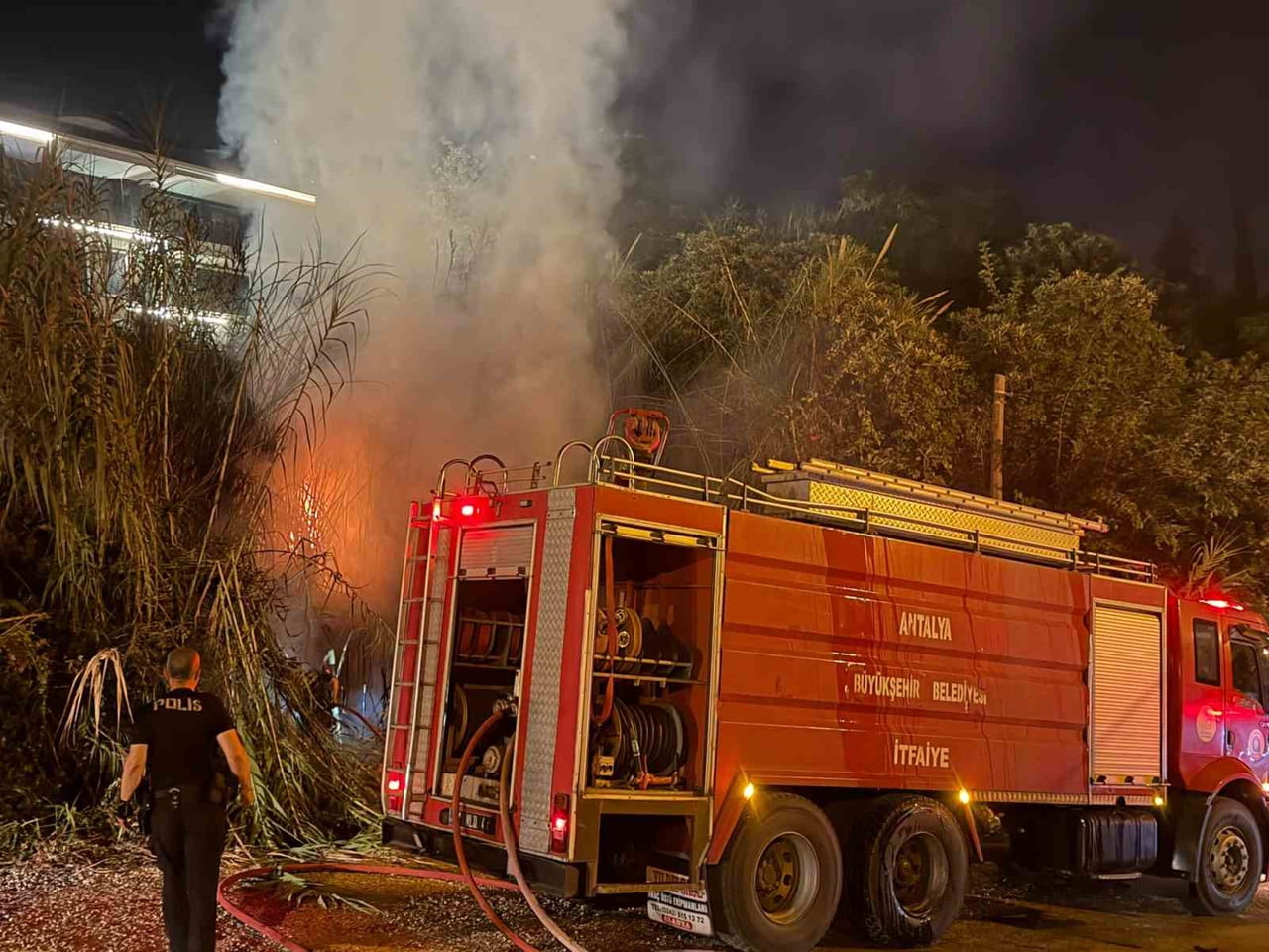 ANTALYA’NIN ALANYA İLÇESİNDE SAZLIK ALANDA ÇIKAN YANGIN, EKİPLERİN MÜDAHALESİYLE BÜYÜMEDEN...