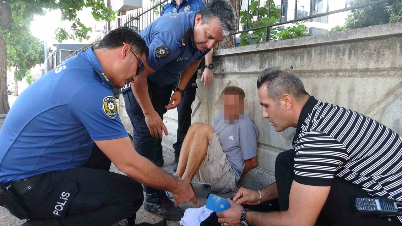ANTALYA’NIN DÜNYACA ÜNLÜ KONYAALTI SAHİLİ'NDE DENİZE GİREN YABANCI TURİSTLERİ HEDEF ALARAK ÇANTA...