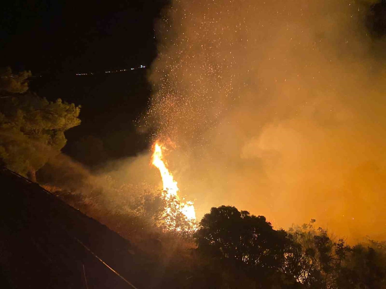 ANTALYA’NIN GAZİPAŞA İLÇESİNDE ORMANLIK VE MAKİLİK ALANDA ÇIKAN YANGIN, EKİPLERİN MÜDAHALESİYLE...