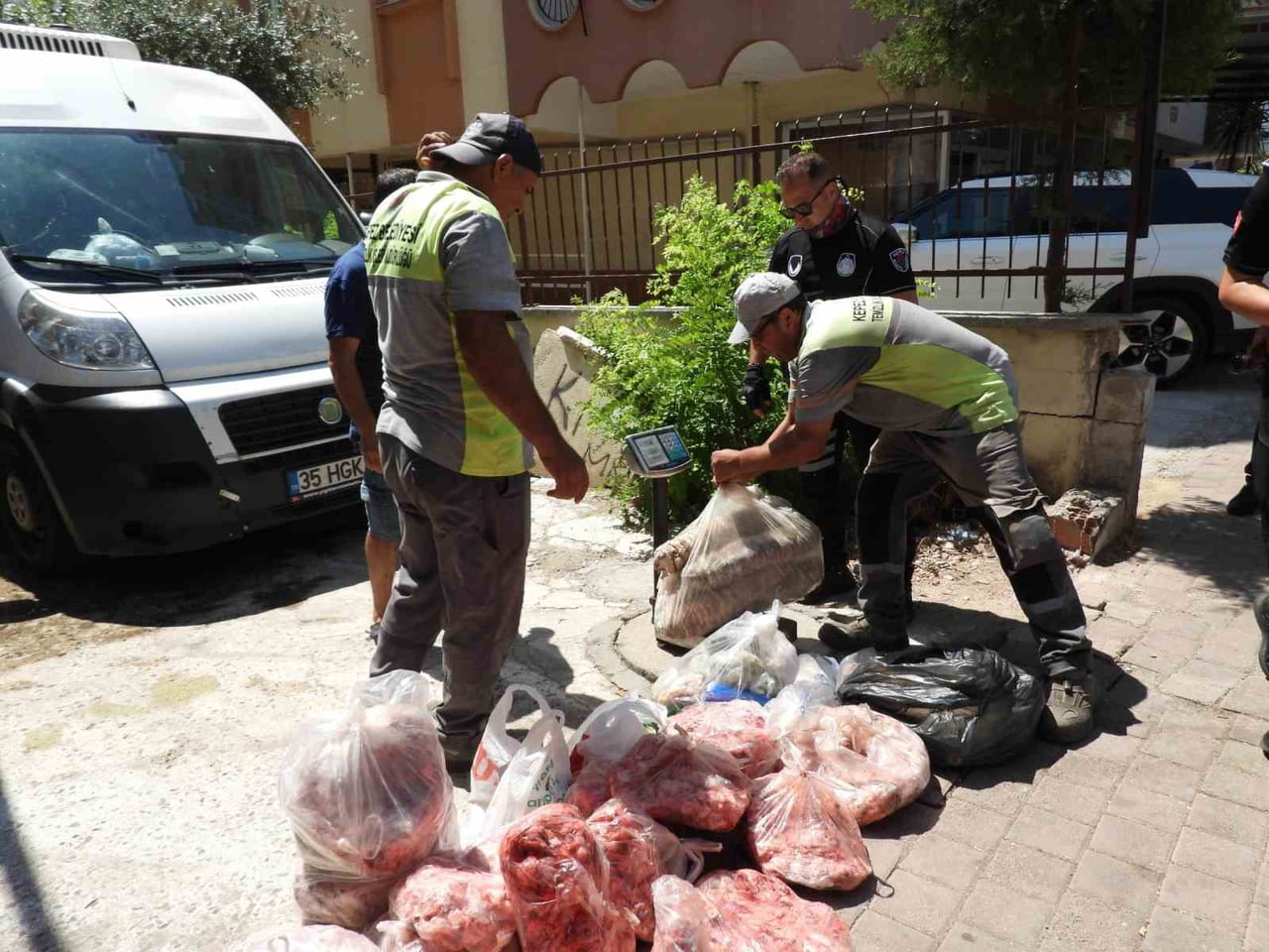 ANTALYA’NIN KEPEZ İLÇESİNDE BİR GIDA DEPOSUNA YÖNELİK GERÇEKLEŞTİRİLEN DENETİMDE, SON KULLANMA...