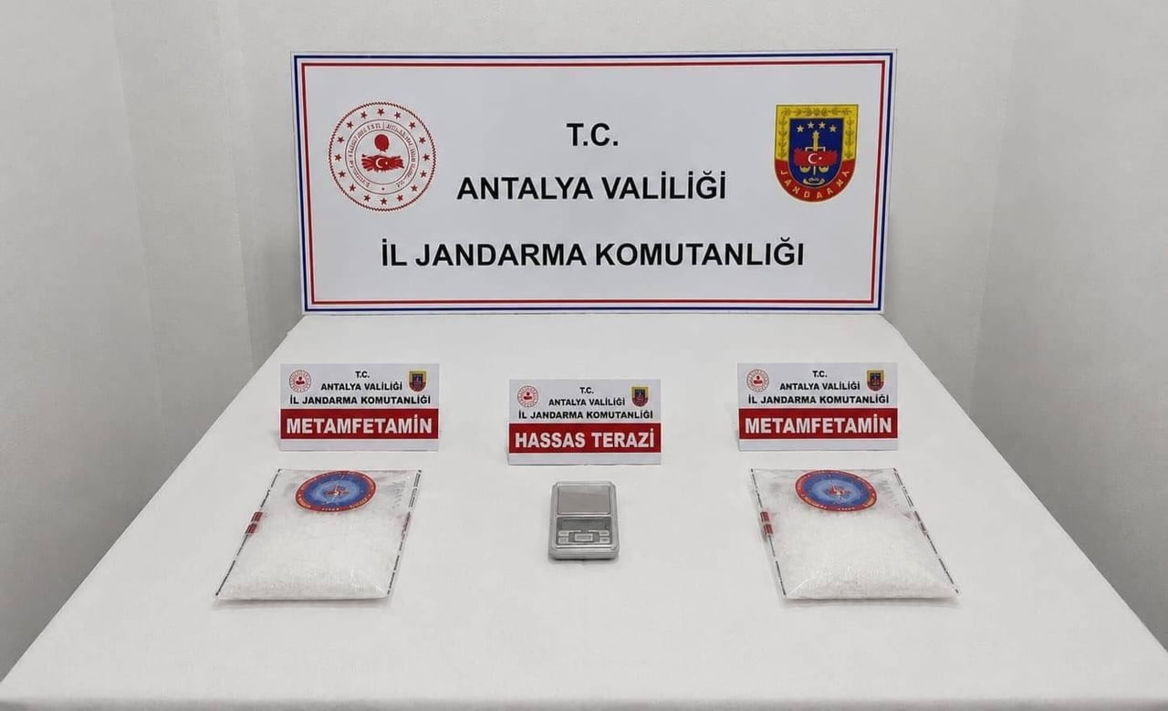 ANTALYA’NIN KEPEZ İLÇESİNDE JANDARMA EKİPLERİNİN BİR OTEL ODASINA DÜZENLEDİĞİ OPERASYONDA 1 KİLO...