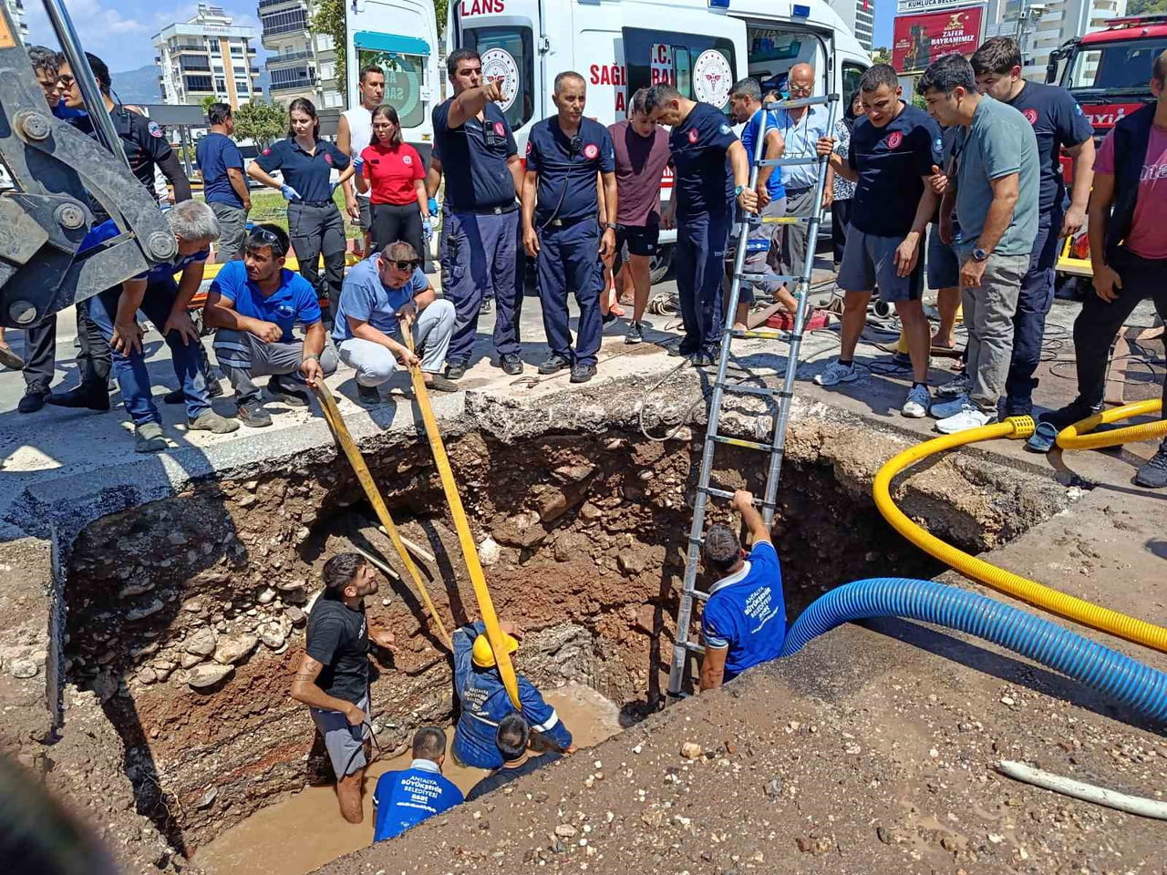 ANTALYA’NIN KUMLUCA İLÇESİNDE SU ARAZI ÇALIŞMASI YAPILDIĞI SIRADA ÇUKUR ALANDA MEYDANA GELEN...