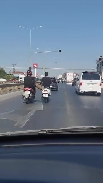 ANTALYA’NIN MANAVGAT İLÇESİNDE 2 MOTOSİKLET SÜRÜCÜSÜNÜN YOĞUN TRAFİKTE TEHLİKELİ YOLCULUĞU CEP...