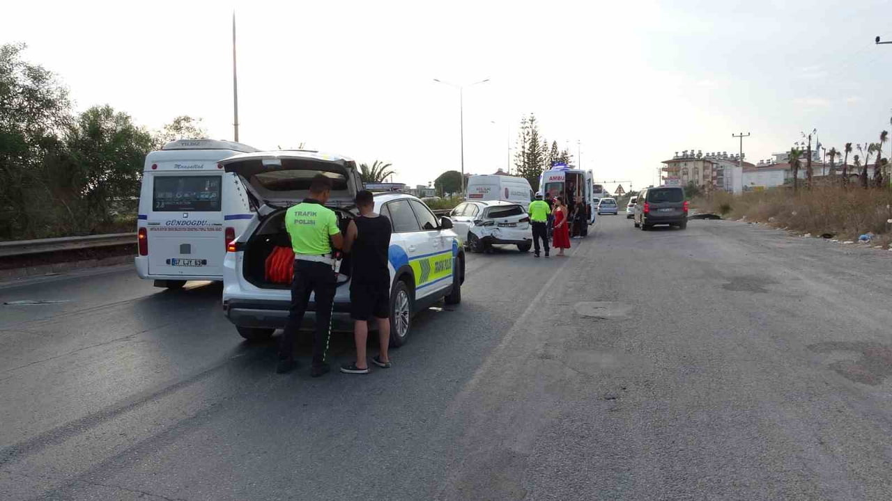 ANTALYA’NIN MANAVGAT İLÇESİNDE KAPALI KASA KAMYONETİN OTOMOBİLE ARKADAN ÇARPMASI SONUCU MEYDANA...
