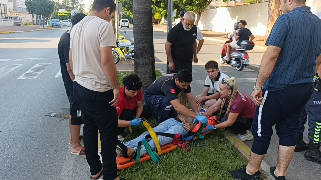 ANTALYA’NIN MANAVGAT İLÇESİNDE KASİSE HIZLI GİREN MOTOSİKLETLİ DEVRİLEREK SÜRÜKLENDİ. YARALANAN...