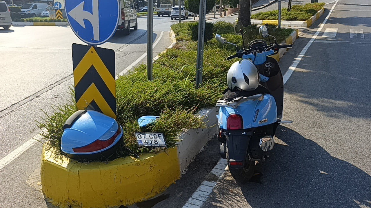 ANTALYA’NIN MANAVGAT İLÇESİNDE KIRMIZI IŞIK İHLALİ YAPAN HAFİF TİCARİ ARACIN ÇARPTIĞI MOTORLU...