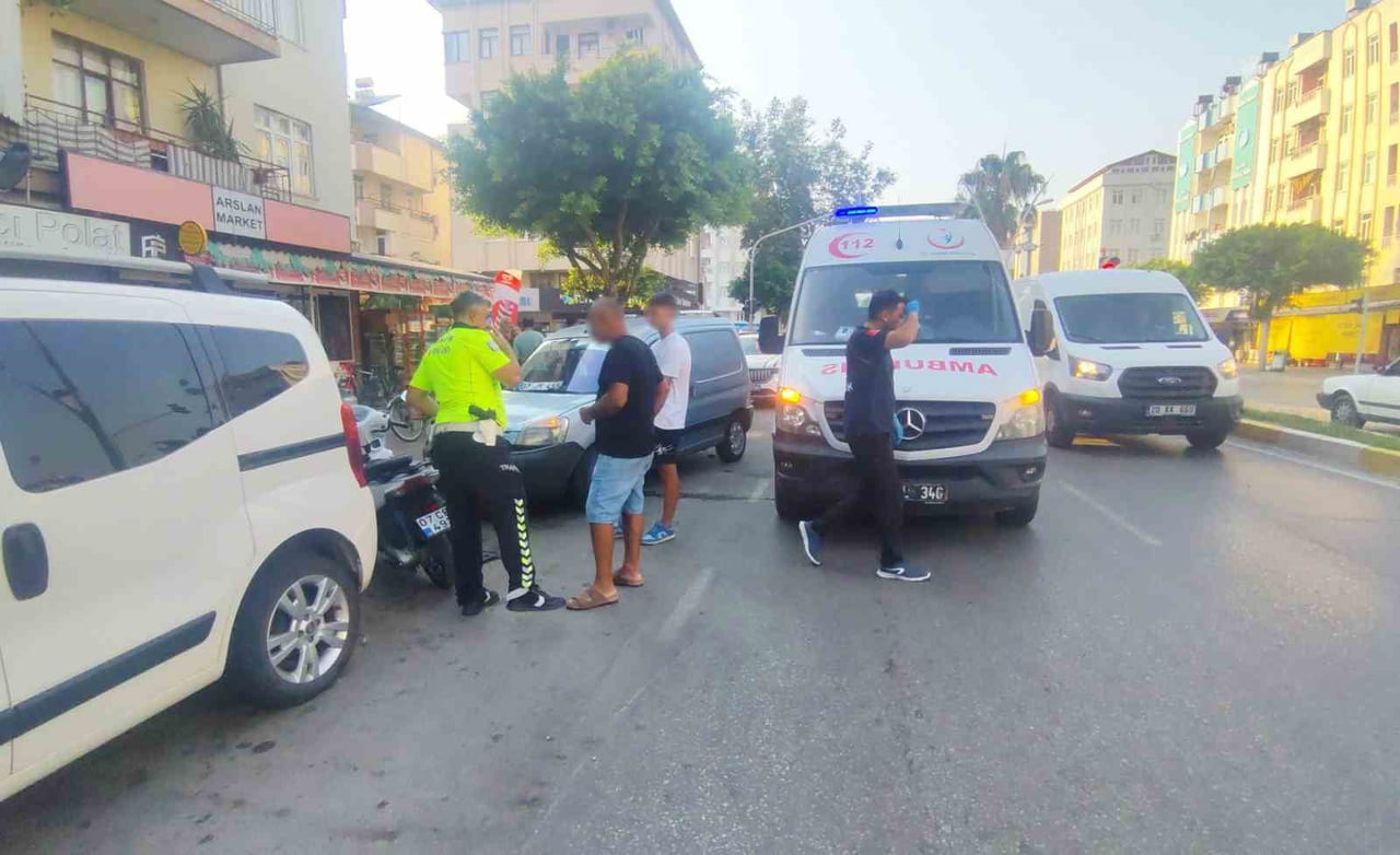 ANTALYA’NIN MANAVGAT İLÇESİNDE KIRMIZI IŞIK İHLALİ YAPAN HAFİF TİCARİ ARACIN MOTOSİKLETE ÇARPMASI...