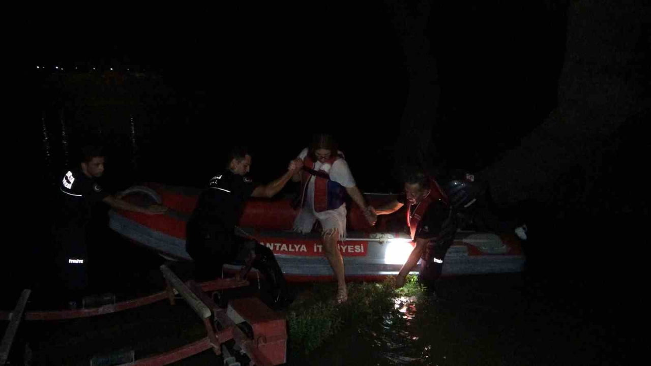 ANTALYA’NIN MANAVGAT İLÇESİNDE MANAVGAT ŞELALESİ’NDE BULUNAN ADACIĞA ÇIKAN VE SU SEVİYESİNİN...