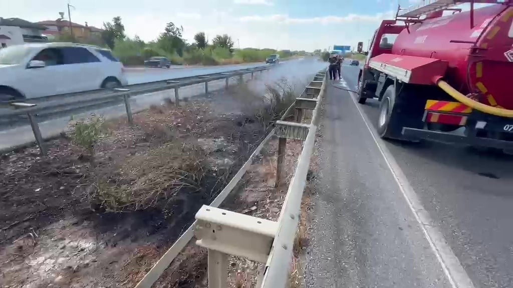 ANTALYA’NIN MANAVGAT İLÇESİNDE SEYİR HALİNDEKİ ARAÇTAN ATILAN İZMARİT NEDENİYLE ORTAJ REFÜJDE...