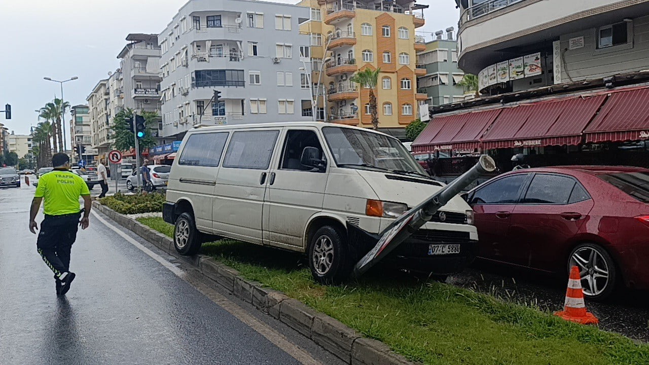 ANTALYA’NIN MANAVGAT İLÇESİNDE YAĞMUR NEDENİYLE KAYGANLAŞAN YOLDA KONTROLDEN ÇIKAN KAMYONET ORTA...