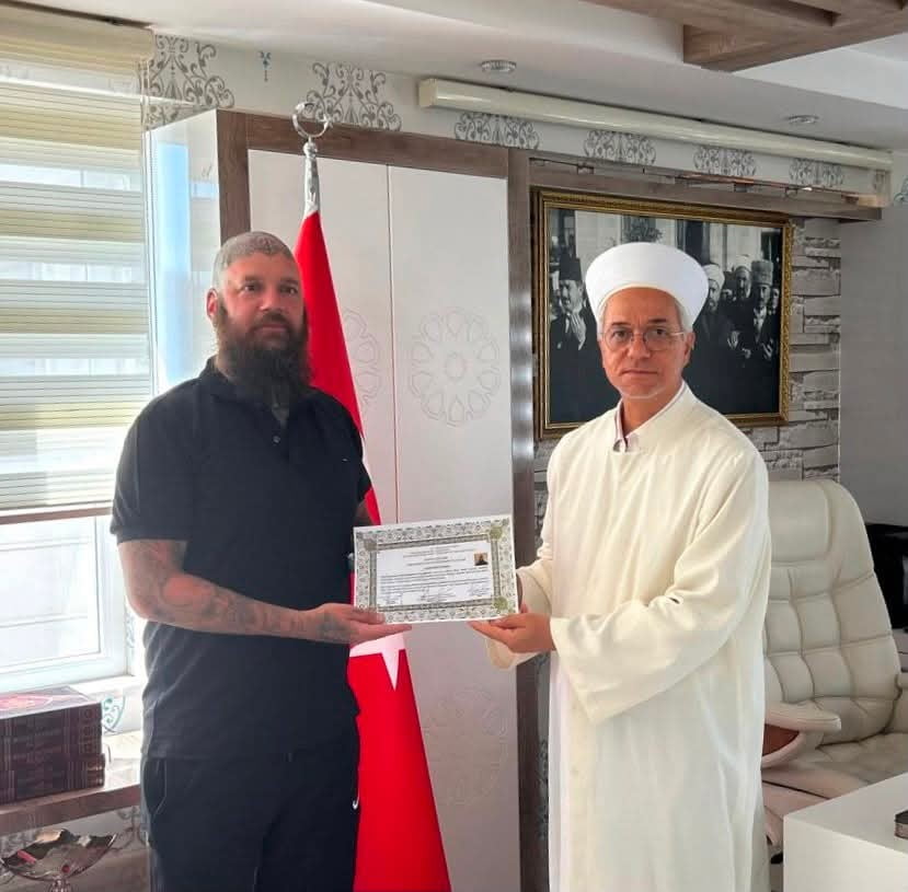 ANTALYA’NIN MANAVGAT İLÇESİNE TATİL İÇİN GELEN MACARİSTAN UYRUKLU PETRİN KORNEL (42), KUR’AN-I...