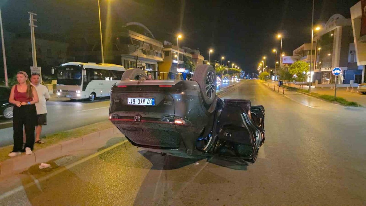 ANTALYA’NIN MURATPAŞA İLÇESİNDE VİRAJI ALAMAYAN OTOMOBİL KONTROLDEN ÇIKARAK PARK HALİNDEKİ ARACA...