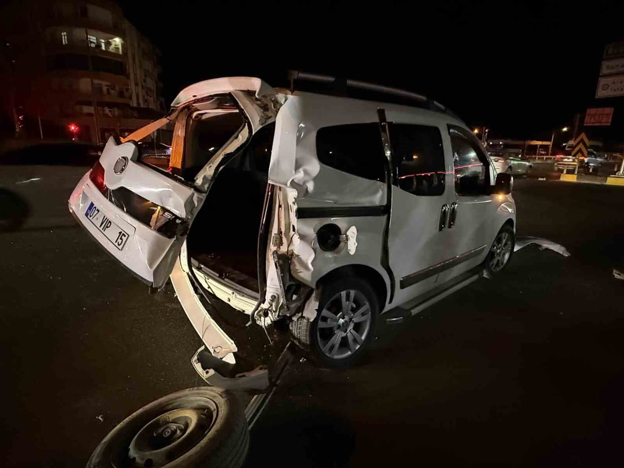 ANTALYA’NIN SERİK İLÇESİNDE 3 ARACIN KARIŞTIĞI ZİNCİRLEME TRAFİK KAZASINDA ŞANS ESERİ YARALANAN...