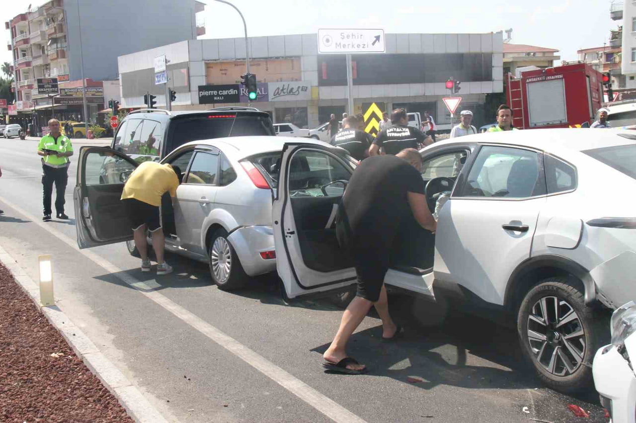 ANTALYA’NIN SERİK İLÇESİNDE 5 ARACIN KARIŞTIĞI ZİNCİRLEME TRAFİK KAZASINDA 6 KİŞİ YARALANDI....