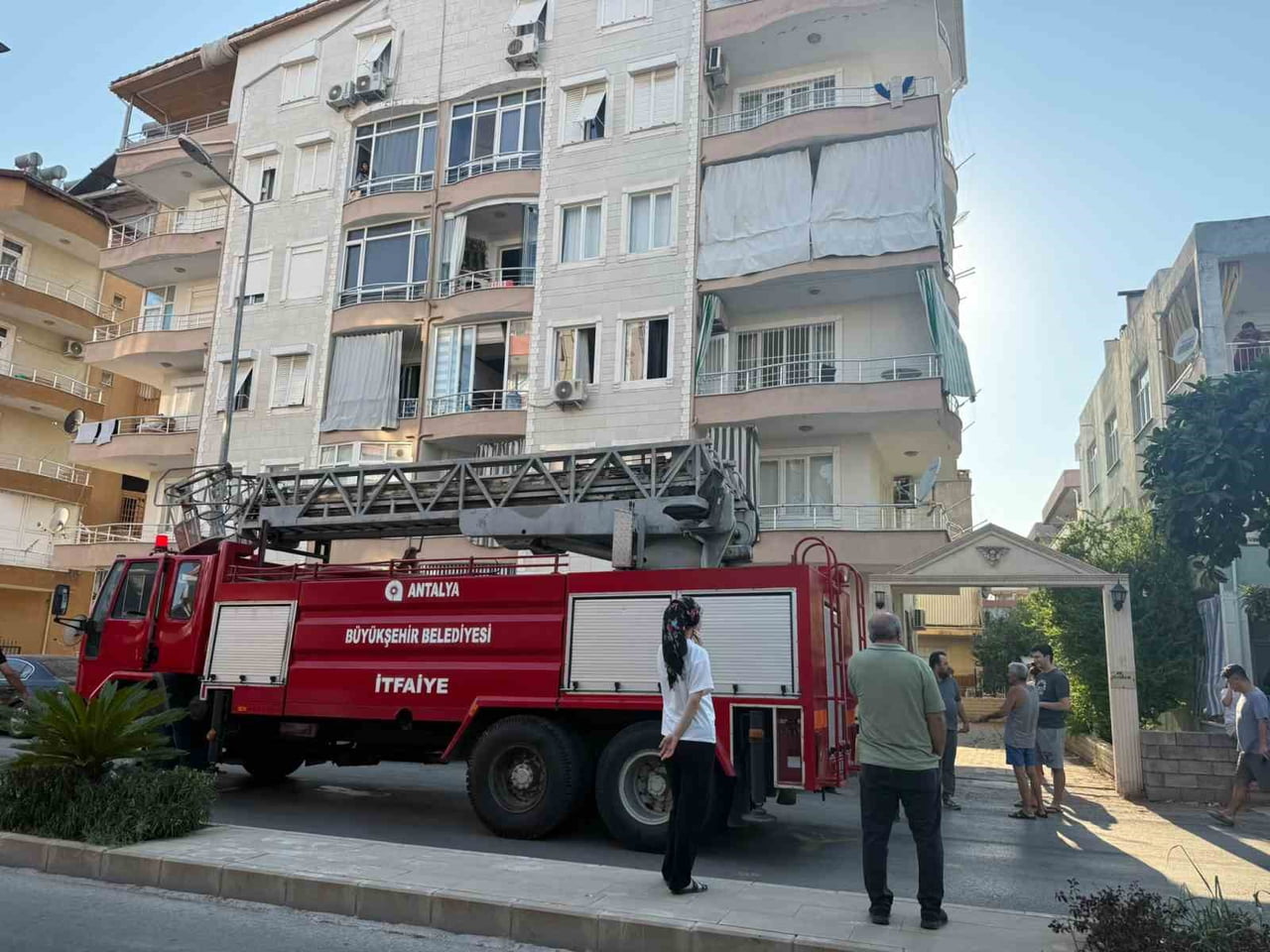 ANTALYA’NIN SERİK İLÇESİNDE BİR APARTMAN DAİRESİNDE OCAKTA UNUTULAN YEMEK YANGINA NEDEN OLDU....