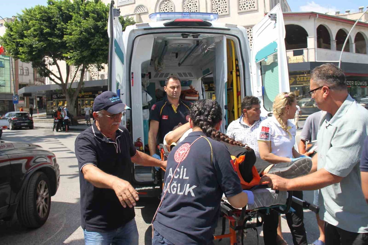 ANTALYA’NIN SERİK İLÇESİNDE HAFİF TİCARİ ARAÇ İLE MOTOSİKLETİN ÇARPIŞMASI SONUCU MEYDANA GELEN...