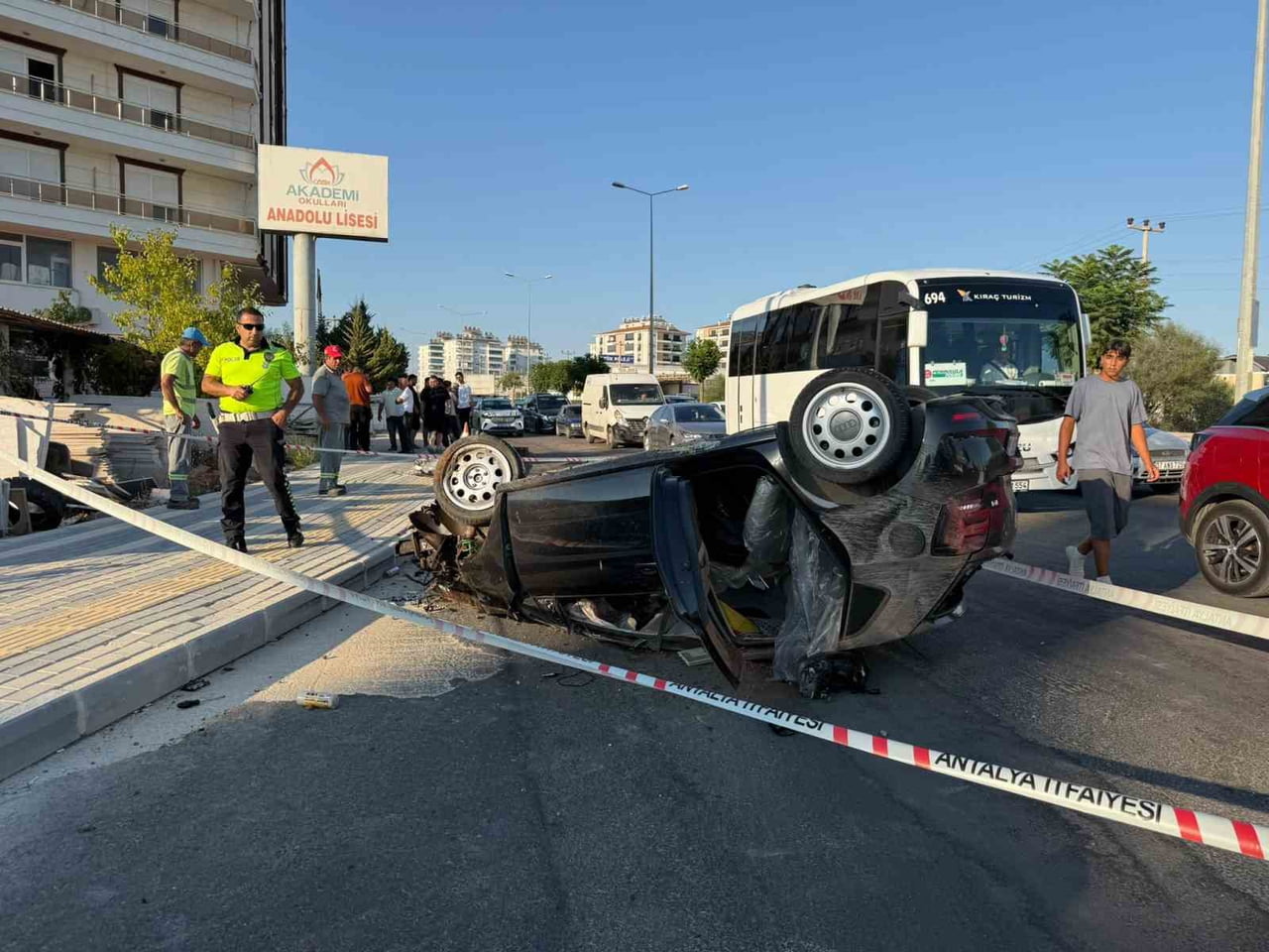 ANTALYA’NIN SERİK İLÇESİNDE KONTROLDEN ÇIKAN OTOMOBİLİN REFÜJDEKİ AĞACA ÇARPARAK TAKLA ATMASI...