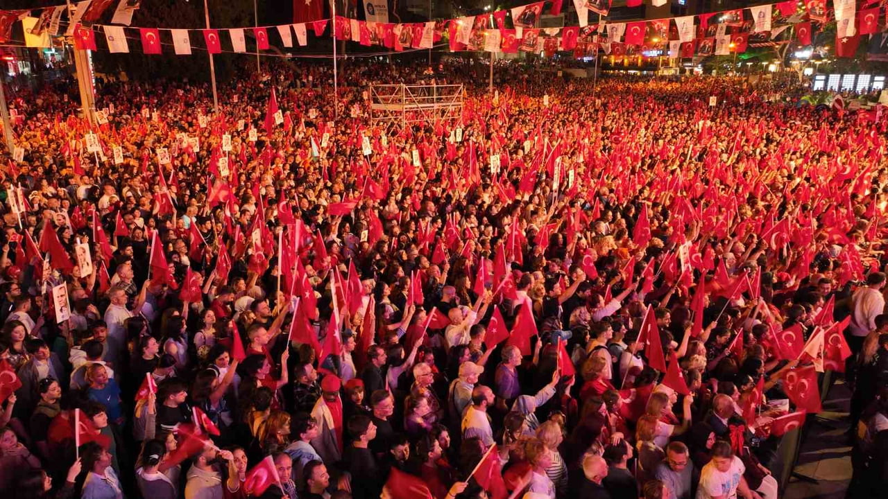 ANTALYALILAR, 30 AĞUSTOS’TA BÜYÜK ZAFERİN GURURUNU VE BAYRAMIN COŞKUSUNU CUMHURİYET MEYDANI’NDA...