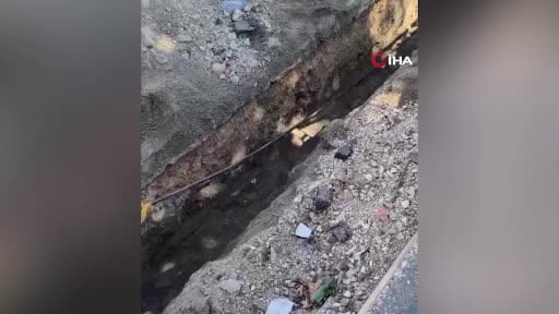 Araç sahibine ulaşılamayınca otomobilin etrafını kazdılar
