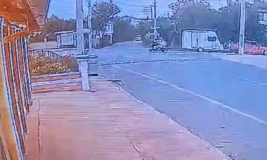 ARACIN DEVRİLDİĞİ AN GÜVENLİK KAMERASINA YANSIDI