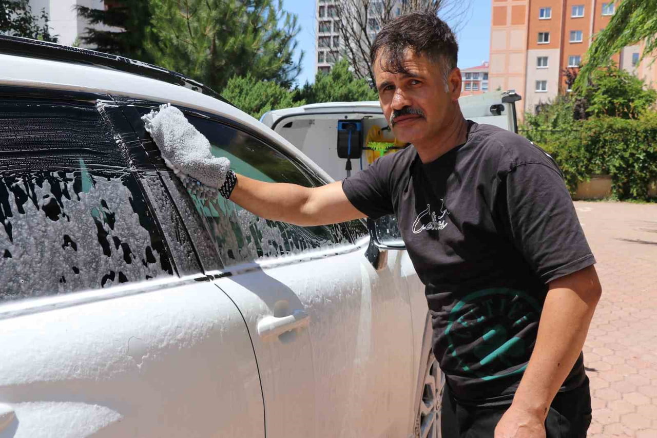 ARACINI TAM DONANIMLI BİR MOBİL OTO YIKAMA İSTASYONUNA DÖNÜŞTÜREN HARUN AĞPOLAT, ÖZELLİKLE...