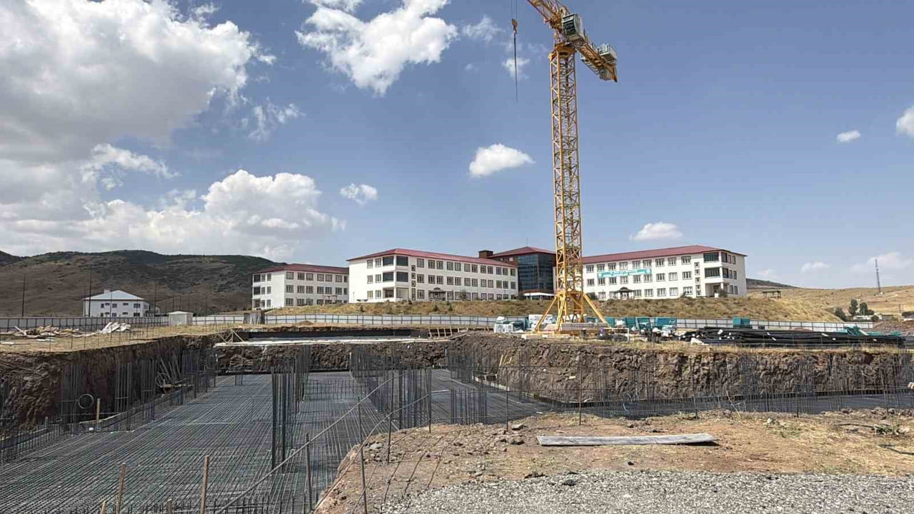 ARAŞTIRMA HASTANESİ İLE MORFOLOJİ BİNASININ TAMAMLANMASI İÇİN DE ÇALIŞMALAR SÜRÜYOR.