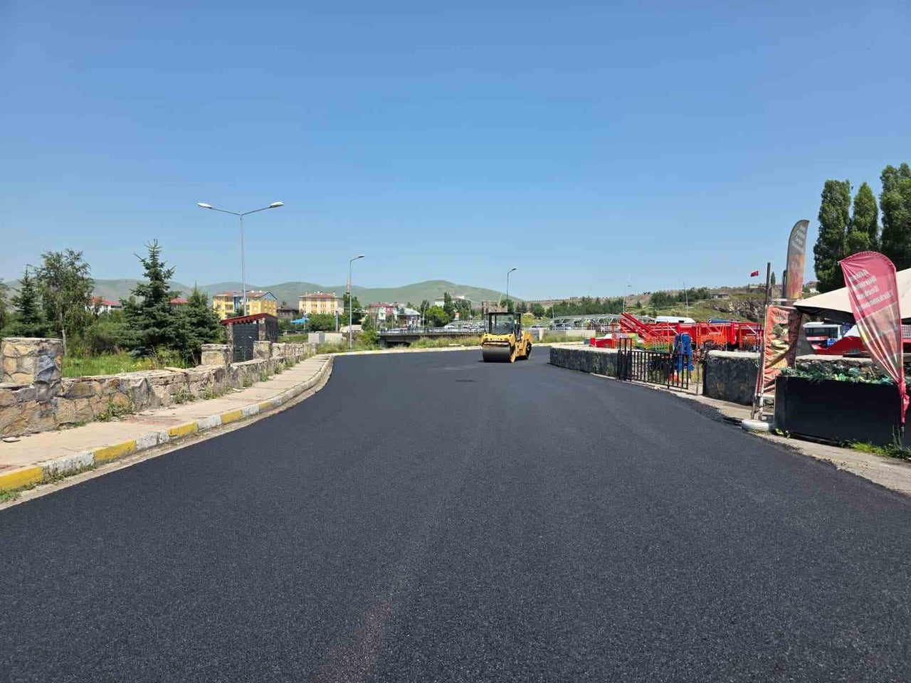 ARDAHAN'DA ASFALTLAMA ÇALIŞMALARI NEDENİYLE KONGRE CADDESİ TRAFİĞE KAPATILDI.