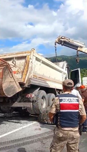 ARDAHAN’DA ASFALT YÜKLÜ KAMYONUN DEVRİLMESİ SONUCU TRAFİK BİR SÜRE AKSADI. KAZADA 2 KİŞİ HAFİF...