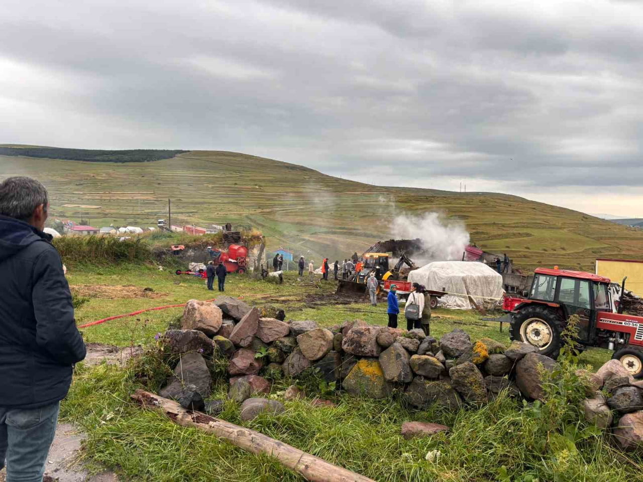 ARDAHAN’DA ÇIKAN YANGINDA AHIR, SAMANLIK VE AMBAR KÜLE DÖNDÜ.