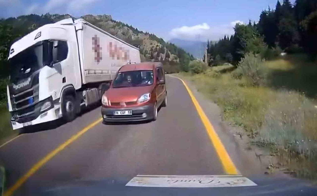 ARDAHAN-ŞAVŞAT KARAYOLUNDAKİ HATALI SOLLAMA ARAÇ KAMERASINA YANSIDI.