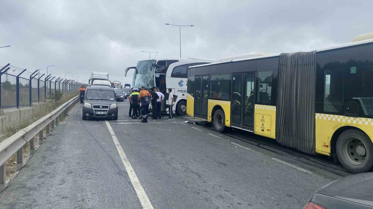 ARNAVUTKÖY'DE ŞEHİRLERARASI YOLCU OTOBÜSÜ, İETT OTOBÜSÜ İLE ÇARPIŞTI. KAZADA 4 KİŞİ...